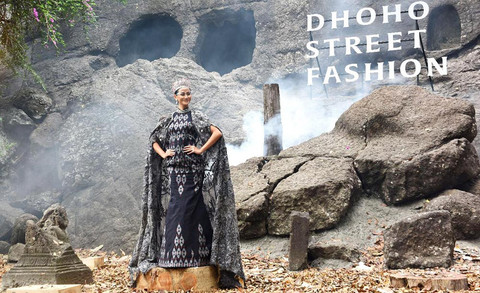 Model mengenakan busana tenun ikat Kediri dalam peragaan Dhoho Street Fashion 2020 di kawasan Goa Selomangleng. Simbol pertemuan antara warisan budaya dan semangat modernitas Kota Kediri. (Foto: Dokumentasi Dhoho Street Fashion/Pemkot Kediri)
