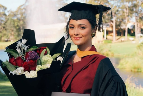 Amanda Rawles lulus dari Macquarie University Sydney. Foto: Instgram @amandarawles