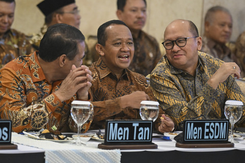 Menteri Investasi dan Hilirisasi/Kepala BKPM Rosan Roeslani berbincang dengan Menteri ESDM Bahlil Lahadalia dan Menteri Pertanian Andi Amran Sulaiman sebelum Sidang Kabinet Paripurna di Istana Negara, Jakarta, Senin (20/10/2025). Foto: Aditya Pradana Putra/ANTARA FOTO