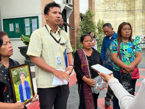 Lenny Damanik (ketiga kiri) bersama pengacara publik LBH Medan, Richard Hutapea, di Pengadilan Militer I/02 Medan, Senin (20/10/2025). Foto: Dok. LBH Medan