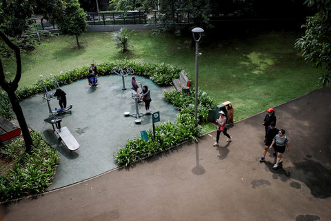 Sejumlah pengunjung beraktivitas di Tebet Eco Park, Jakarta Selatan, Selasa (21/10/2025).  Foto: Jamal Ramadhan/kumparan