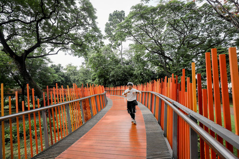 Seorang warga berolahraga di Tebet Eco Park, Jakarta Selatan, Selasa (21/10/2025).  Foto: Jamal Ramadhan/kumparan