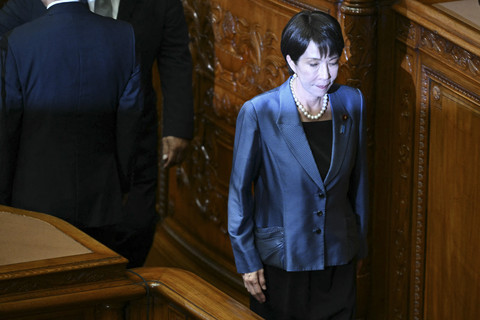 Presiden Partai Demokrat Liberal Sanae Takaichi kembali ke kursinya setelah memberikan suaranya dalam pemungutan suara untuk memilih perdana menteri baru Jepang selama sidang istimewa Dewan Perwakilan Rakyat di Tokyo, Jepang, Selasa (21/10/2025). Foto: Philip Fong/AFP