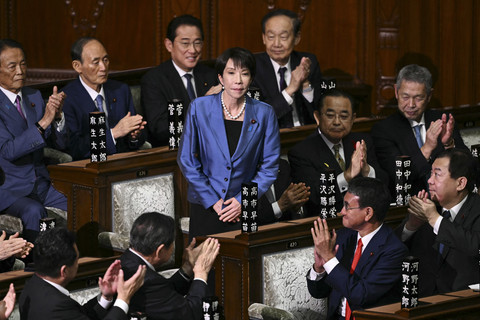Presiden Partai Demokrat Liberal (LDP) Sanae Takaichi berdiri untuk menerima tepuk tangan setelah terpilih sebagai perdana menteri baru Jepang dalam sidang istimewa Dewan Perwakilan Rakyat di Tokyo, Jepang, Selasa (21/10/2025). Foto: Philip Fong/AFP