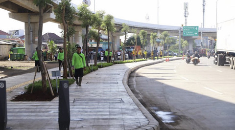 Penanaman pohon untuk Ruang Terbuka Hijau di kolong Tol Cakung, Jakarta Timur. Foto: Dok. Dishub DKI Jakarta