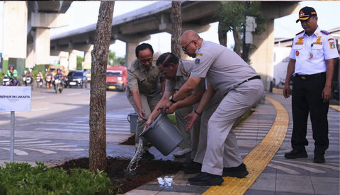 Penanaman pohon untuk Ruang Terbuka Hijau di kolong Tol Cakung, Jakarta Timur. Foto: Dok. Dishub DKI Jakarta