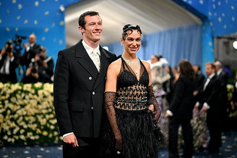 Penyanyi-penulis lagu Inggris-Albania Dua Lipa (kanan) dan aktor Inggris Callum Turner hadiri Met Gala 2025 di Metropolitan Museum of Art di New York, Senin (5/5/2025). Foto: Angela Weiss/AFP