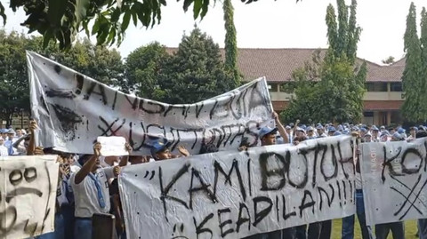 Ratusan siswa SMAN 11 Semarang menggelar aksi unjuk rasa menuntut korban kasus video palsu pornografi 'Skandal Smanse' mendapat keadilan pada Senin (20/10/2025). Foto: Dok. Istimewa
