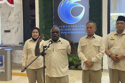 Menteri HAM, Natalius Pigai menyampaikan keterangan kepada awak media di Kantor Kementerian HAM, Jakarta, Selasa (21/10/2025). Foto: Fadhil Pramudya/kumparan