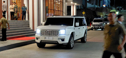 Mobil Maung putih menjadi kendaraan resmi Presiden Republik Indonesia.   Foto: Lisotuss/Shutterstock