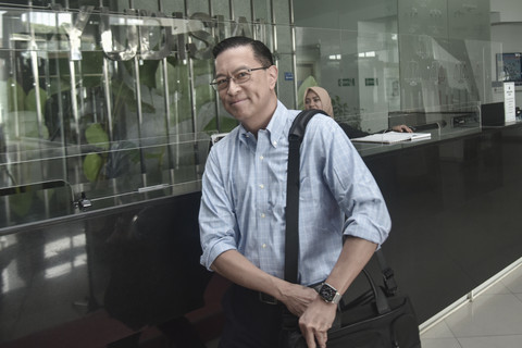 Mantan Menteri Perdagangan Thomas Trikasih Lembong alias Tom Lembong setibanya di Komisi Yudisial, Jakarta Pusat, Selasa (21/10/2025). Foto: Fakhri Hermansyah/ANTARA FOTO