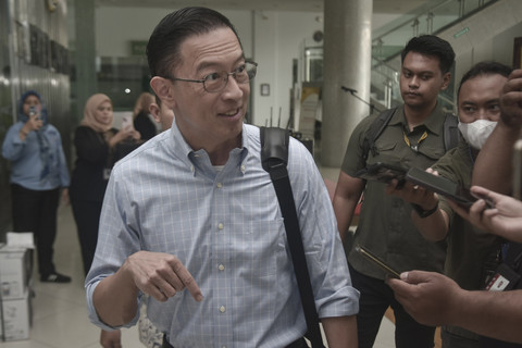 Mantan Menteri Perdagangan Thomas Trikasih Lembong menjawab pertanyaan wartawan setibanya di Komisi Yudisial, Jakarta Pusat, Selasa (21/10/2025).  Foto: Fakhri Hermansyah/ANTARA FOTO