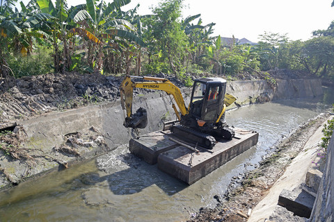 Pengerukan untuk normalisasi saluran air. Foto: Diskominfo Surabaya 