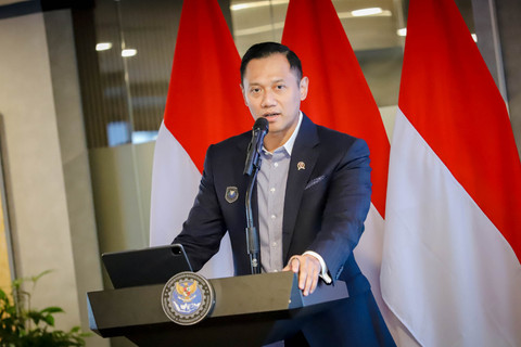 Menko Bidang Infrastruktur dan Pembangunan Kewilayahan Agus Harimurti Yudhoyono menyampaikan pencapaian pembangunan infrastruktur 1 tahun pemerintahan Prabowo-Gibran di Kantor Kemenko IPK, Jakarta, Selasa (21/10/2025). Foto: Jamal Ramadhan/kumparan