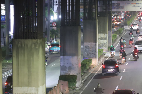 Pengendara melintas di dekat tiang monorel yang mangkrak di kawasan Rasuna Said, Jakarta, Selasa (21/10/2025). Foto: Jamal Ramadhan/kumparan