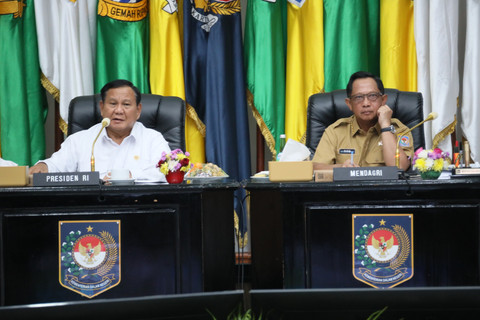 Menteri Dalam Negeri Tito Karnavian saat rapat dengan Presiden Prabowo Subianto. Foto: Kemendag RI