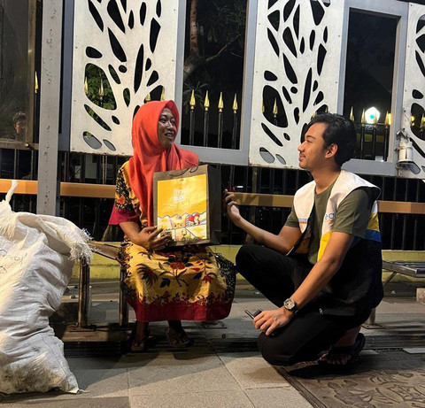 Muhammad Naufal Arsy Katon (kanan) melalui Beggy Project saat menyalurkan bantuan apresiasi untuk local heroes. Foto: Humas ITS