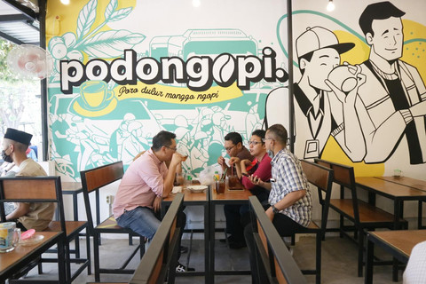 Kehangatan pelanggan saat bercengkrama di warung kopi Podo Ngopi milik Muhammad Naufal Arsy Katon. 