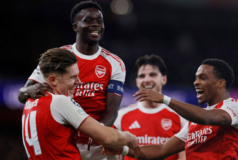Viktor Gyokeres dari Arsenal merayakan gol ketiga mereka bersama Bukayo Saka dan Jurrien Timber pada pertandingan Liga Champions antara Arsenal vs Atletico Madrid di Stadion Emirates, London, Inggris, Rabu (22/10/2025). Foto: Andrew Couldridge/REUTERS