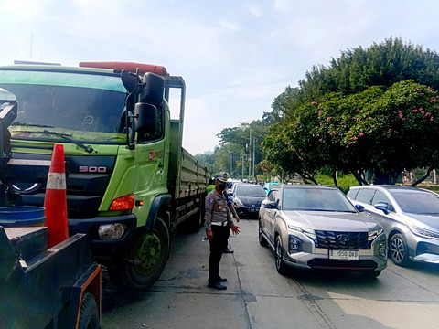 Kendaraan truk yang mengalami insiden kecelakaan menabrak sparator busway di Jalan Gatot Subroto, Jakarta di depan Manggala Wana Bakti berhasil dievakuasi oleh petugas, Rabu (22/10/2025). Foto: Twitter/ @TMCPoldaMetro