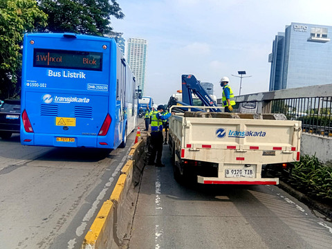 Kendaraan truk yang mengalami insiden kecelakaan menabrak sparator busway di Jalan Gatot Subroto, Jakarta di depan Manggala Wana Bakti berhasil dievakuasi oleh petugas, Rabu (22/10/2025). Foto: Twitter/ @TMCPoldaMetro