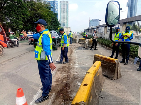 Kendaraan truk yang mengalami insiden kecelakaan menabrak sparator busway di Jalan Gatot Subroto, Jakarta di depan Manggala Wana Bakti berhasil dievakuasi oleh petugas, Rabu (22/10/2025). Foto: Twitter/ @TMCPoldaMetro