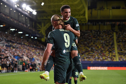 Erling Haaland dari Manchester City merayakan gol pertamanya bersama Rico Lewis pada pertandingan Liga Champions antara Villarreal vs Manchester City di Estadio de la Ceramica, Villarreal, Spanyol, Rabu (22/10/2025). Foto: Pablo Morano/REUTERS