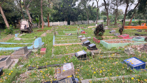 Suasana TPU Kebagusan, Jakarta Selatan yang sudah penuh dan menerapkan sistem tumpang, Rabu (22/10/2025). Foto: Nasywa Athifah/kumparan