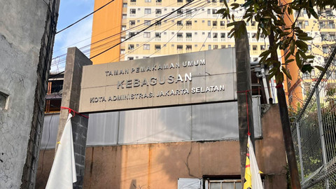 Suasana TPU Kebagusan, Jakarta Selatan yang sudah penuh dan menerapkan sistem tumpang, Rabu (22/10/2025). Foto: Nasywa Athifah/kumparan