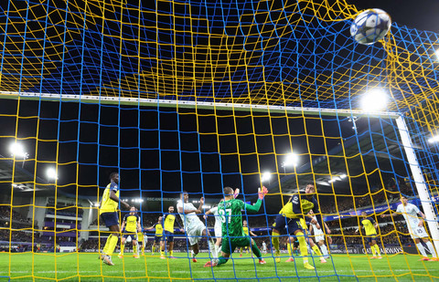 Denzel Dumfries dari Inter Milan mencetak gol pertama mereka melewati Kjell Scherpen dari Union Saint-Gilloise pada pertandingan Liga Champions antara Union Saint-Gilloise vs Inter Milan di Lotto Park, Brussels, Belgia, Rabu (22/10/2025). Foto: Yves Herman/REUTERS