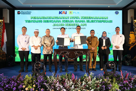 Direktur Utama PLN, Darmawan Prasodjo (keempat dari kanan), Direktur Utama KAI, Bobby Rasyidin (keempat dari kiri) bersama Menteri Perhubungan Republik Indonesia, Dudy Purwagandhi (ketiga dari kiri) saat penandatanganan nota kesepahaman Rencana Kerja Sama Elektrifikasi Jalur Kereta Api di Jakarta Railway Center pada Senin (20/10). Foto: Dok. PLN