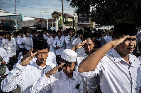Sejumlah santri memberi penghormatan saat apel peringatan Hari Santri Nasional 2025 di Lasem, Rembang, Jawa Tengah, Rabu (22/10/2025). Foto: ANTARA FOTO/Aprillio Akbar