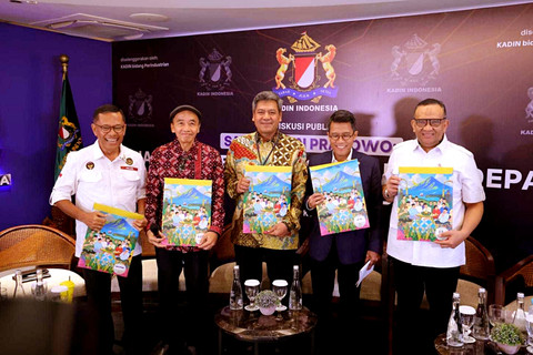 Wamenaker Afriansyah Noor (kanan) menghadiri diskusi bertema Satu Tahun Prabowo: Harapan Deregulasi dan Masa Depan Industri Hasil Tembakau yang digelar oleh Kadin Indonesia di Jakarta, Selasa (21/10/2025). Foto: Dok. Kemenaker
