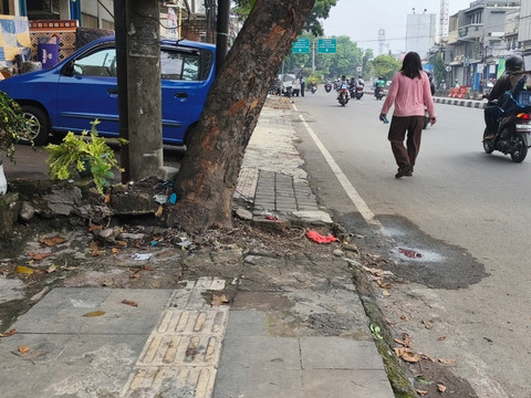 Kondisi trotoar di Jalan Ibrahim Aji, Kiaracondong, Kota Bandung, Rabu (22/10/2025). Foto: Linda Lestari/kumparan