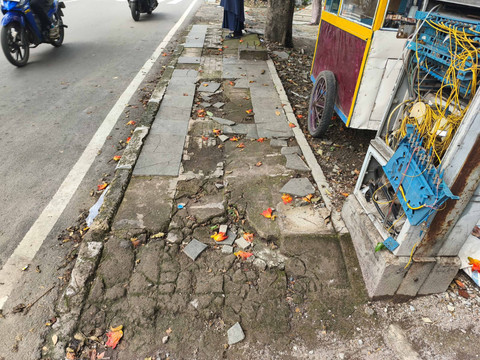 Kondisi trotoar di Jalan Ibrahim Aji, Kiaracondong, Kota Bandung, Rabu (22/10/2025). Foto: Linda Lestari/kumparan