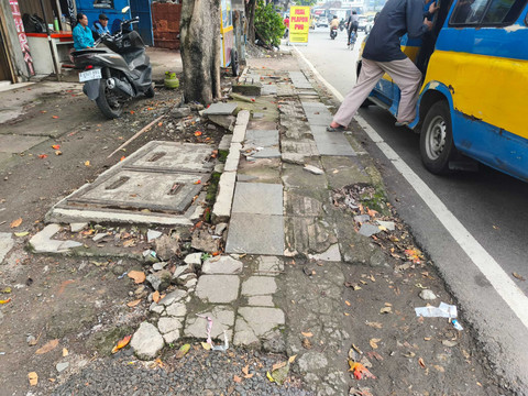 Kondisi trotoar di Jalan Ibrahim Aji, Kiaracondong, Kota Bandung, Rabu (22/10/2025). Foto: Linda Lestari/kumparan