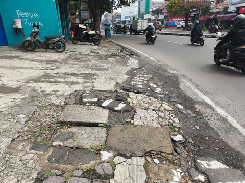 Kondisi trotoar di Jalan Ibrahim Aji, Kiaracondong, Kota Bandung, Rabu (22/10/2025). Foto: Linda Lestari/kumparan