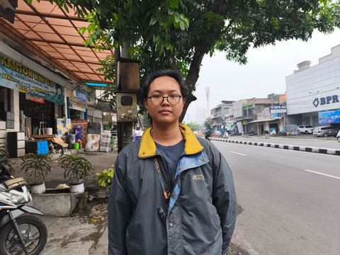 Rio (22) pejalan kaki di Jalan Ibrahim Aji, Kiaracondong, Kota Bandung, Rabu (22/10/2025). Foto: Linda Lestari/kumparan