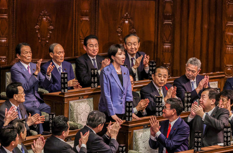Pemimpin Partai Demokrat Liberal (LDP) yang berkuasa di Jepang, Sanae Takaichi, bereaksi saat menerima tepuk tangan setelah terpilih sebagai perdana menteri, di Majelis Rendah Parlemen di Tokyo, Jepang, 21 Oktober 2025. Foto: REUTERS/Kim Kyung-Hoon