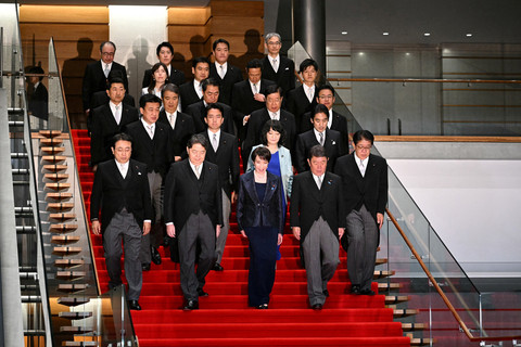 Perdana Menteri baru Jepang, Sanae Takaichi (tengah, baris pertama) berpose dalam sesi foto bersama anggota kabinetnya di kantor perdana menteri di Tokyo, Jepang, 21 Oktober 2025. Foto: PHILIP FONG/Pool via REUTERS