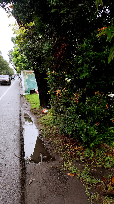 Kondisi jalur pedestrian tergenang air, belum dibangun trotoar di Jalan Jenderal Besar, Abdul Haris Nasution, Medan Johor, Medan, Rabu (22/10/2025).  Foto: Amar Marpaung/kumparan
