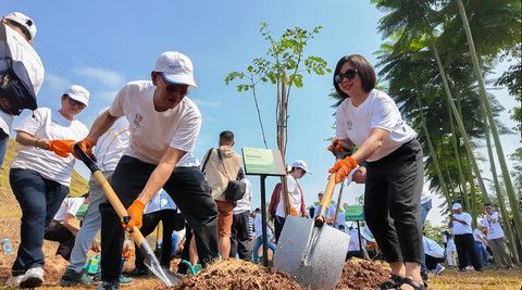 Penanaman pohon trembesi dalam pelaksanaan program Trees for Tomorrow. Foto: dok. Kawan Lama Group