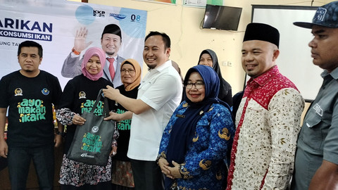 Anggota Komisi IV DPR RI Rahmat Saleh menyerahkan bantuan dalam kegiatan Safari Gemarikan di Balai Penyuluh Pertanian (BPP) Gunung Talang, Kabupaten Solok, Jumat (17/10/2025). Foto: Dok. Istimewa