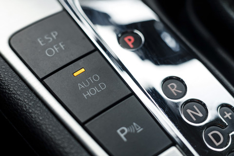 Ilustrasi Auto Brake Hold. Foto: Vladeep/Shutterstock