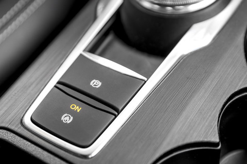 Ilustrasi Auto Brake Hold. Foto: Dollar Mom/Shutterstock