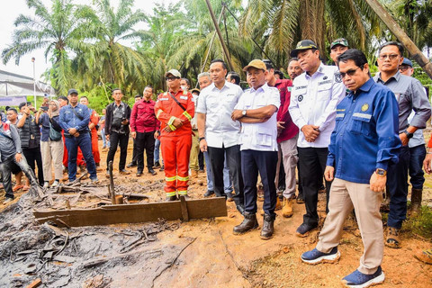 Menteri ESDM Bahlil Lahadalia meninjau operasional sumur minyak rakyat di Desa Mekar Sari, Kabupaten Musi Banyuasin. Foto: Dok. Kementerian ESDM