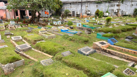 Suasana TPU Cikoko, Jakarta Selatan, yang sudah penuh dan hanya bisa melayani makam tumpang, Rabu (22/10/2025). Foto: Nasywa Athifah/kumparan