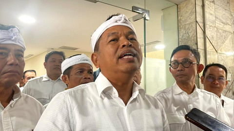 Gubernur Jawa Barat Dedi Mulyadi diwawancarai wartawan di Kantor Bank Indonesia (BI), Jakarta, Rabu (22/10/2025). Foto: Fadhil Pramudya/kumparan