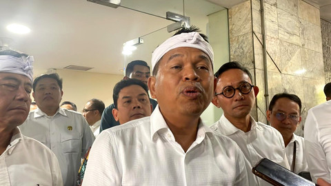 Gubernur Jawa Barat, Dedi Mulyadi atau KDM diwawancarai wartawan di Kantor Bank Indonesia (BI), Jakarta, Rabu (22/10/2025). Foto: Fadhil Pramudya/kumparan