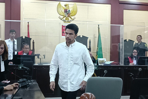 Jonathan Frizzy dalam sidang putusan kasus vape mengandung etomidate, PN Tangerang, Rabu (22/10/2025). Foto: Giovanni/kumparan